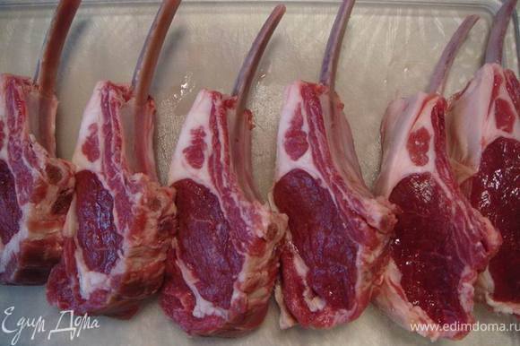Разрезать мясо на порционные кусочки.