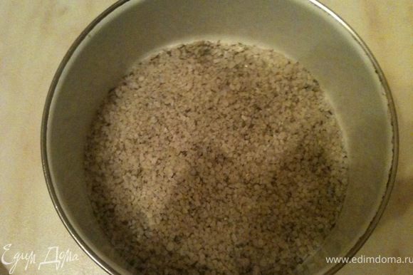 Соль (не йодированную) смешать с перцем, травами и лавровым листом (предварительно поломать).