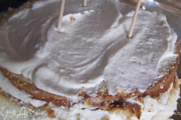В нижнюю часть торта поставить три шпажки.