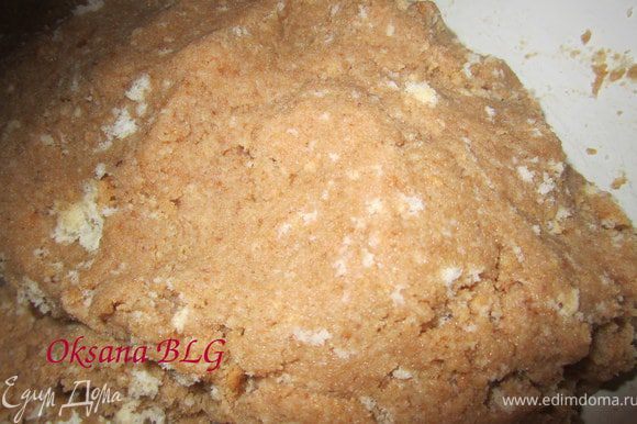 Обрезки бисквита измельчить в крошку, добавить мягкое масло, сгущенное молоко, перемешать.