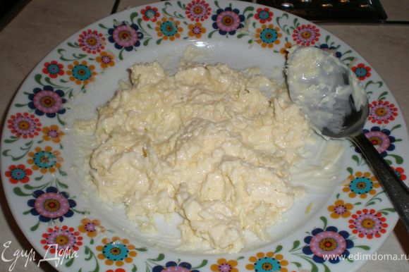 трем сыр на средней терке добавляем майонез и перемешиваем должно получится как густая каша