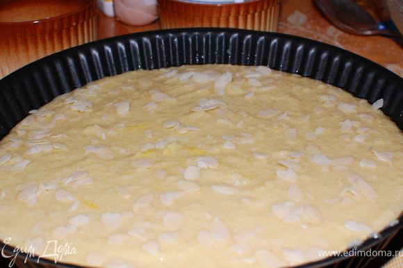 Форму диаметром 28–30 см смазать растительным маслом. Выложить тесто в форму. Я сверху посыпала миндальной стружкой. Выпекать в предварительно разогретой до 200°C духовке приблизительно 15–18 минут. Пока арисе выпекается, варим сироп. Сахар заливаем водой. Варим до полного растворения сахара. Остывшим сиропом заливаем горячее арисе. Даем немного остыть и нарезаем на кусочки.