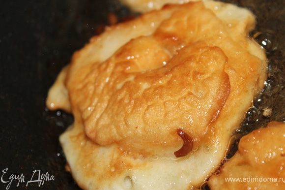 Разогреть в сотейнике масло. Яблоки обмакнуть в тесто и опустить в кипящее масло на 5-6 минут, до золотистого цвета.