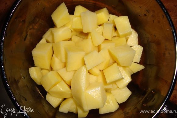Через 5 минут положить капусту. Пока фасоль с капустой варятся (минут 5), режем картошку мелкими кубиками...
