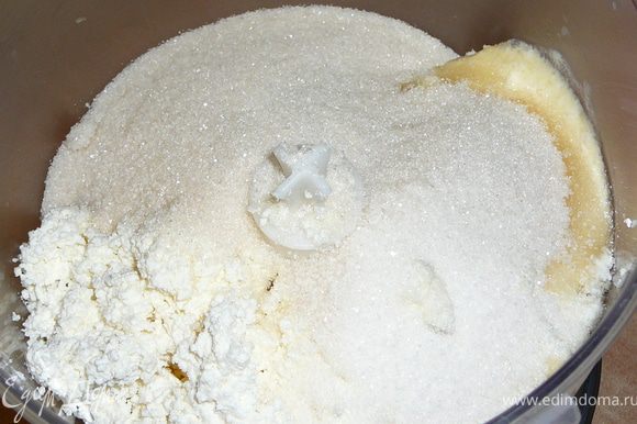 Творог протертый переложить в блендер,добавить сметану,ванильный сахар,сахар.