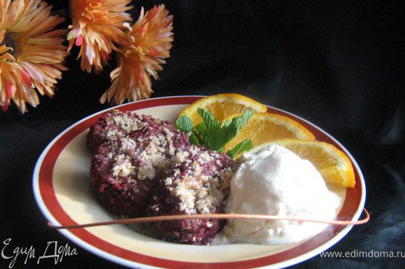 Подавать десерт горячим,со сметанным мороженным,украсив листиками мяты и дольками апельсина.