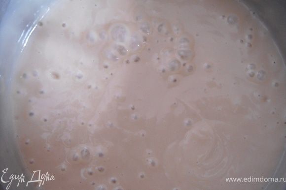 Приготовить блинное тесто: Яйца взбить венчиком, добавить молоко, сахар. Смешать в отдельной посуде муку, какао, разрыхлитель. Понемногу вводить молочную смесь, тщательно перемешивая, чтобы избежать образования комочков. Оставить тесто пока готовится крем.