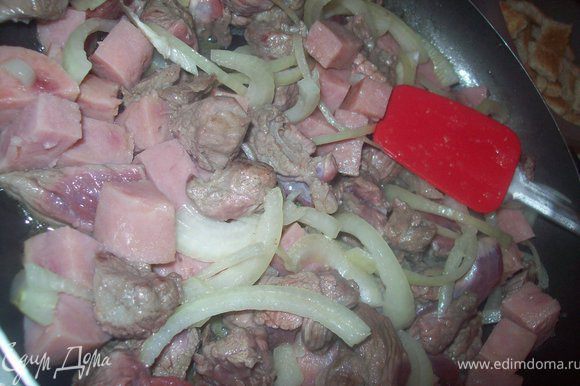 Обжариваем мясо, ветчину и лук в течении 5-7 минут