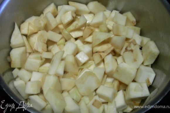 В рецепте предлагается просто отварить сельдерей (картофель) с луковицей в бульоне до готовности. Я сначала обжариваю лук на растительном масле пару минут, затем добавляю сельдерей, готовлю минут 5, чтобы он хорошо пропитался, потом заливаю бульоном и варю до готовностu.