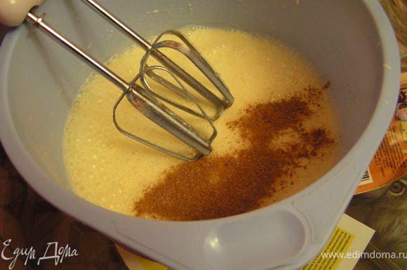 Масло растопить, добавить во взбитые яйца, перемешать. Добавить в тесто гашеную соду, ванильный сахар и корицу, перемешать