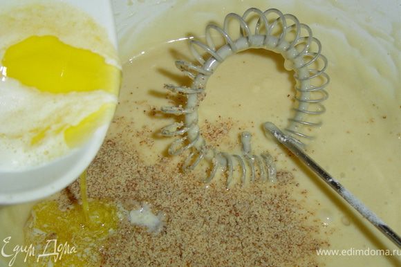 Взбиваем яйца, постепенно добавляя сахар, затем добавляем молоко. Продолжаем взбивать, добавляя муку и разрыхлитель теста, В конце вливаем растопленное масло и добавляем измельченные орехи. Выпекаем четыре коржа, два большего диаметра, а два меньшего при температуре 180 гр. до золотистого цвета. Пока пекутся коржи, готовим карамелизированные яблоки и сливы. Яблоки очищаем и нарезаем небольшими кусочками. На разогретую сковороду выкладываем яблоки, масло, сахар, ванилин и, постоянно перемешивая, готовим яблоки в течении 15 мин.Таким же образом готовим сливы (для того, чтобы легче снять кожицу, бланшируем в кипящей воде 1 -2 минуты).Готовим крем (взбиваем масло с вареной сгущенкой) и смазываем корж большего диаметра.На крем выкладываем карамелизированные яблоки.Взбиваем сливки до устойчивых пиков и наносим их на яблоки.Накрываем вторым коржом большого диаметра и смазываем этот корж сверху кремом. В такой же последовательности выкладываем начинку(вместо яблок, карамелизированные сливы) на коржи меньшего диаметра.Собираем тортик и отправляем в холодильник на 2-3 часа.Через три часа достаем торт из холодильника и посыпаем его измельченными орехами и кокосовой стружкой.Теперь украшаем его, заранее изготовленными, изделиями из мастики и айсинга. Приятного аппетита!!!