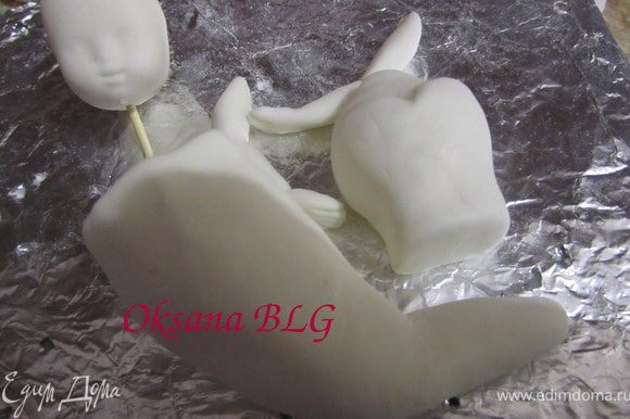 Предварительно нужно подготовить голову для русалочки, и руки по принципу что и у куколки http://www.edimdoma.ru/recipes/27623 Вылепить торт и хвост русалки.