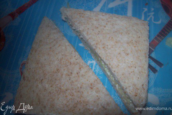 Разрезать сэндвичи на треугольники или придать буцтерброду любую другую, выбранную Вами, форму