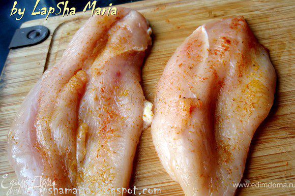 Куриное филе разрезать вдоль на две части. Натереть солью, карри и перцем чили.