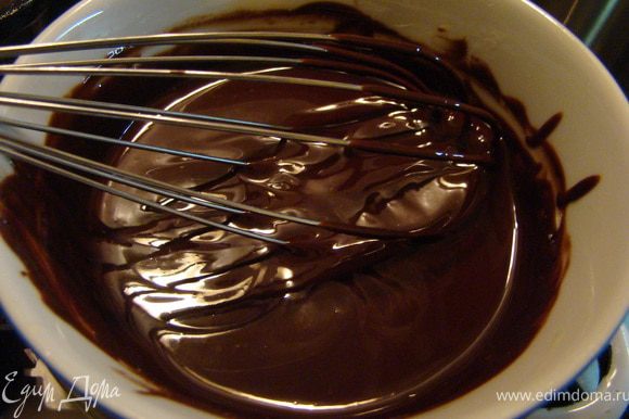 В это время, на водяной бане растопите темный шоколад и масло. Остудите до комнатной температуры.