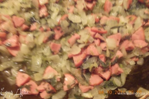 Пока гречка варится обжариваем на мелко порезанный лук с мелко порезанными сосисками и шпинатом