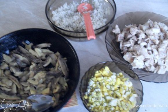 Приготовьте фарши.Для куриного сварите курицу, отделите мякоть от костей, нарежьте ее и заправьте маслом. Для рисового фарша сварите рассыпчатый рис, запрвьте его маслом, добавьте 1/4 ч. рубленных яиц, часть рубленной зелени, соль и перец. Для грибного фарша обжарьте грибы на небольшом кол-ве масла. Яичный фарш приготовьте из рубленных вареных яиц, масла, зелени, соли и перца.