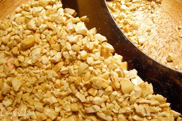 Прежде, чем взбивать белки, нужно подготовить "сухую" составляющую для коржей. Орехи кешью обжариваем на сухой сковороде до золотистого оттенка, рубим не слишком мелко.