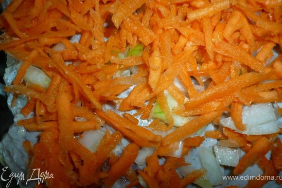 Достаем из холодильника рыбу,добавляем столовую ложку сметаны,перемешиваем,выкладываем поверх слоя помидор и присыпаем луком и морковкой.Сверху распределяем 2-3столовые ложки сметаны,закрываем крышкой или фольгой и отправляем в духовку на 40-45минут при 170-180градусах.Если вы запекаете в стеклянной форме,то надо учитывать еще и время нагрева ,так как мы ее ставим в холодную духовку.