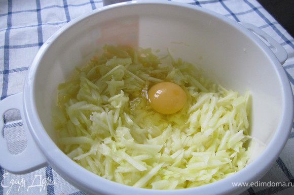 Кабачок почистить и натереть на крупной терке, отжать лишнюю влагу. Добавляем яйцо и перемешиваем.