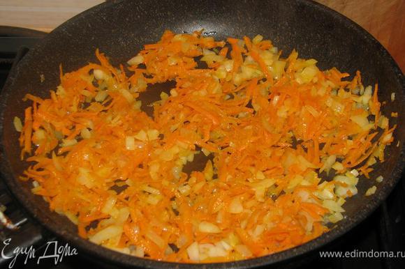 Мелко режем лук. Морковь трем на терке. Припускаем на растительном масле до мягкости.