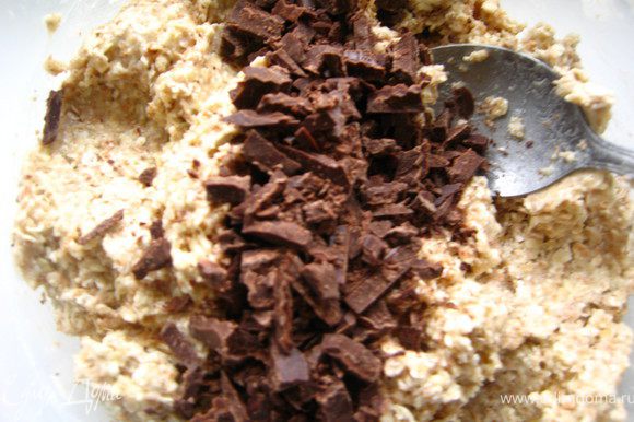 Шоколад мелко порезать, добавить в тесто: