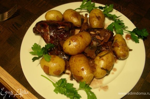 Выкладыем кролика и картошечку на тарелки, поливаем соусом и украшаем зеленью. Приятного аппетита!