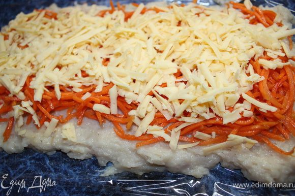 На морковку выложить тертый сыр.