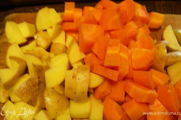 Нарезаем небольшими кубиками картошку и морковь и отправляем их в бульон. На этом этапе я временно достала из супа говядину.