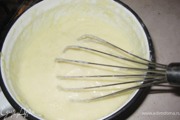 Когда закипит молоко, заливаем нашу яично-мучную смесь. Мука сразу заварится. Ставим на плиту и даем еще несколько минут покипеть.