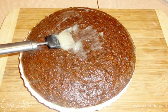 Остывший пирог смажьте соусом, при желании оформите стружкой из лимонной цедры.