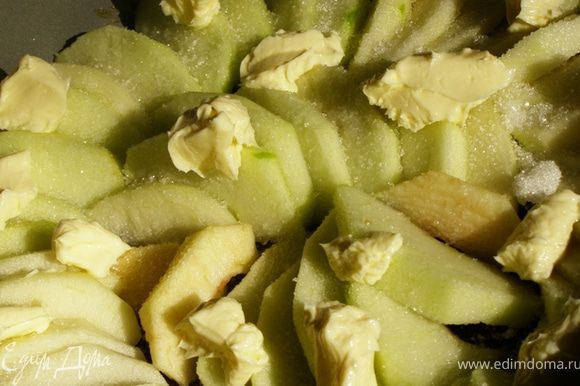 Посыпаем яблоки оставшимся сахаром, кладем по всей поверхности маленькие кусочки масла.