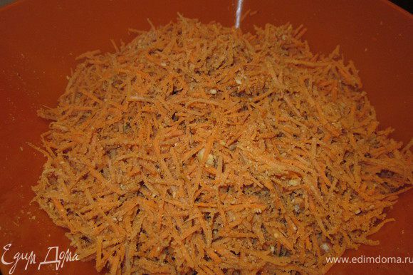 Морковь натереть на терке и аккуратно соединить с мукой и орехами.