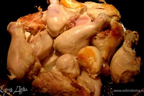 Курицу разделать на части и обжарить на растительном масле до золотистой корочки в жаровне(или любой другой толстостенной посуде).