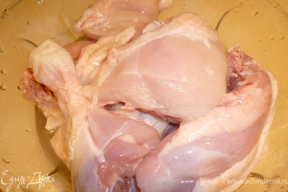 Курицу вымыть, разрезать на порционные куски.