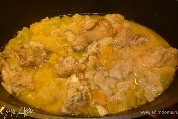 Разогреть духовку до 180 градусов. Положить куски курицы в жаропрочную форму, залить тыквенным соусом. Накрыть крышкой и запекать 35-40 мин. Переворачивая курицу 1-2 раза во время приготовления и бобавляя воды, если соус будет выкипать.