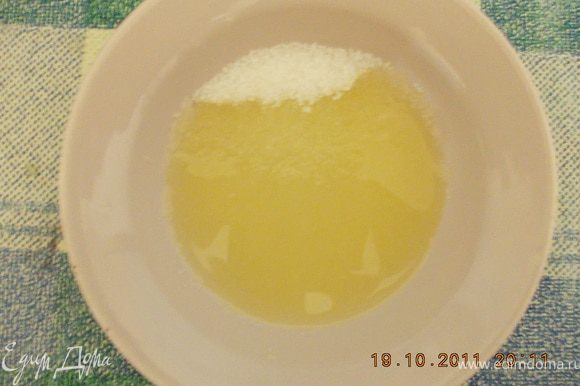 отжать 2 ст.ложки сока из апельсинов