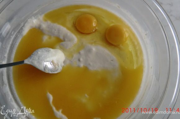 затем в опару добавить яйца и маргарин