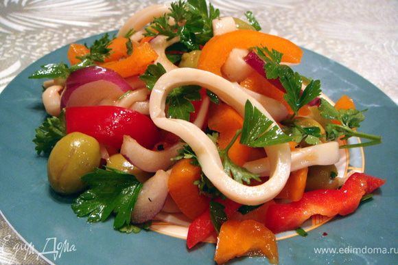 Смешать кальмары с овощами, посыпать зеленью петрушки и поставить салат в холодильник на 30 минут. Подавать холодным.