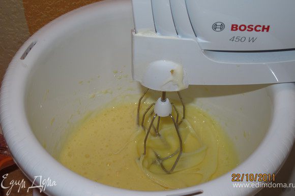 Разогреть духовку до 220 градусов. Взбить яйцо с яичными желтками.