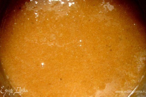 Для приготовления тарталеток можно воспользоваться готовым печеньем или испечь домашнее.Для этого соединить в сотейнике мед,сахар,специи и прогреть эту смесь на огне до растворения сахара.