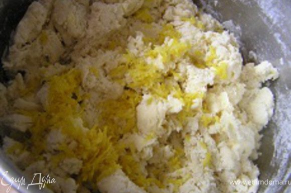 добавить сметану, сливки, ванилин и тщательно перемешать. Добавить цедру лимона, замесить тесто.