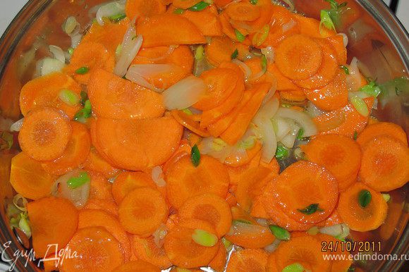 Разогреваем растительное масло в сковороде и кладём туда белую часть лука и морковь. Они жарятся без крышки.