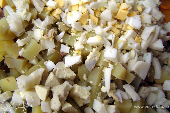 2) Телятину, картофель и яйца порезать кубиками.