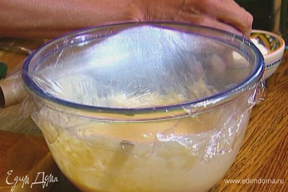 Сливочное масло растопить, ввести в яично-кефирную массу, перемешать. Накрыть посуду с тестом пленкой и оставить в теплом месте на 5‒10 минут.