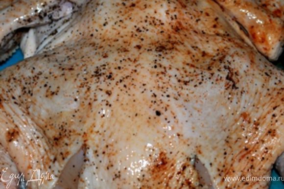 Курицу разрезать по грудке, распластать и хорошенько побить ее по суставчикам. Смазать солью, перцем, паприкой и оставить на полчаса.