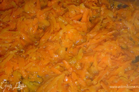 На небольшом количестве растительного масла обжарьте морковь.