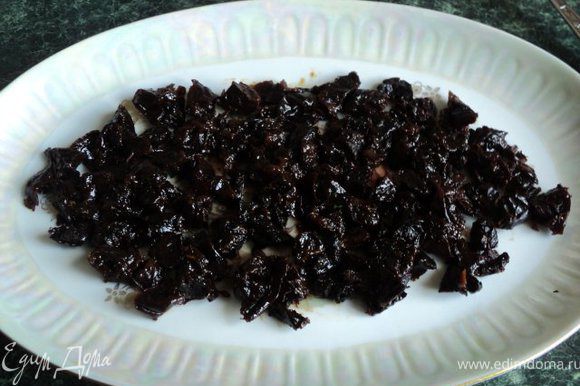 Чернослив залить на 15мин горячей водой, Затем воду слить и порезать чернослив кусочками. Выложить на дно продолговатого блюда.