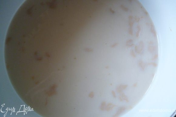 Дрожжи развести в теплом молоке с добавлением чайной ложки сахара.