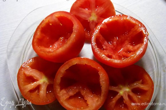 У помидоров срезать крышечки, аккуратно вынуть мякоть и семена с помощью чайной ложки.